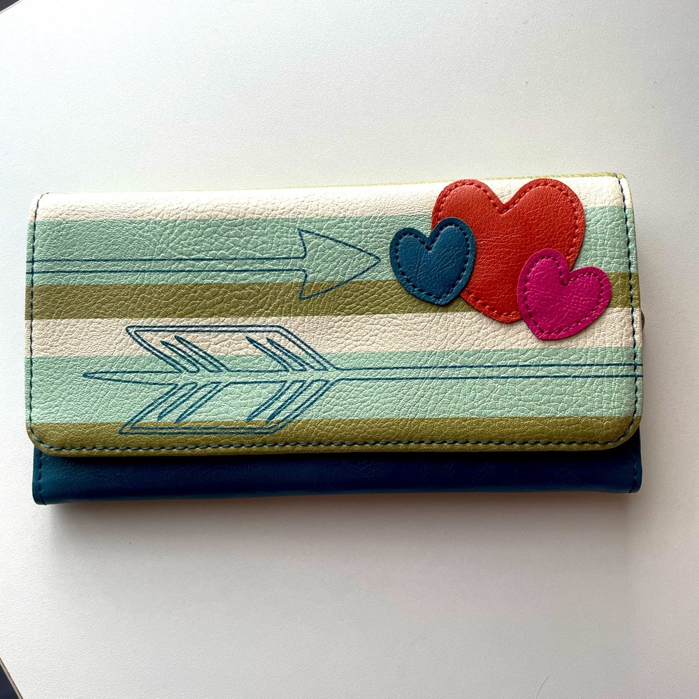 NWT Relic tri-fold wallet with hearts and arrows and stripe pattern